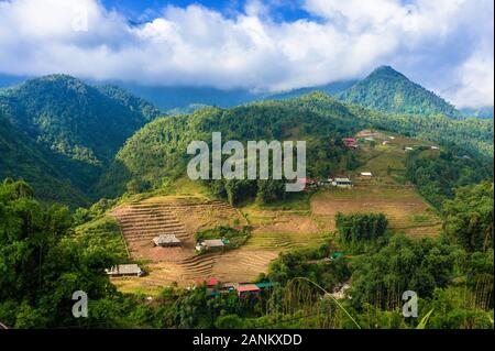 Wunderschöne Aussicht auf terrassierten Reisfeldern und der Berg in den Wolken. Cat Cat Dorf, beliebte touristische trekking Ziel. Stockfoto