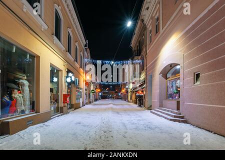 Uzhhorod, Ukraine - 06 Jan, 2019: Weihnachten Nacht Landschaft von uzhgorod. bunt leuchtende dekorative Beleuchtung auf korzo Straße. festliche Stimmung. Happy H Stockfoto