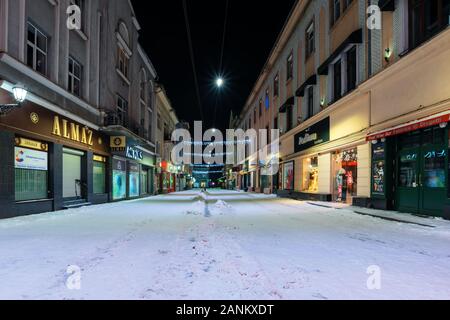 Uzhhorod, Ukraine - 06 Jan, 2019: Weihnachten Nacht Landschaft von uzhgorod. bunt leuchtende dekorative Beleuchtung auf korzo Straße. festliche Stimmung. Happy H Stockfoto