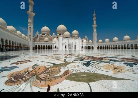 Die Sheikh Zayed Grand Moschee ist die eindrucksvollste Sehenswürdigkeit in Abu Dhabi und groß genug, um mehr als 40.000 Gläubige. Stockfoto