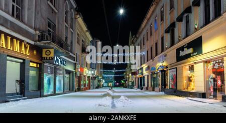 Uzhhorod, Ukraine - 06 Jan, 2019: Weihnachten Nacht Landschaft von uzhgorod. bunt leuchtende dekorative Beleuchtung auf korzo Straße. festliche Stimmung. Happy H Stockfoto
