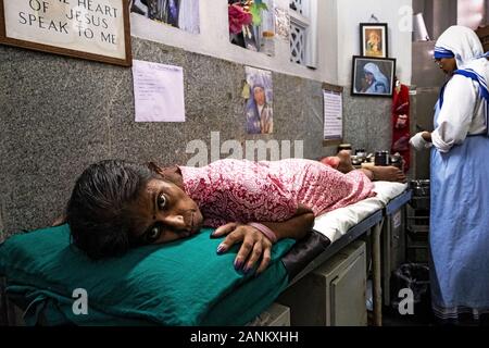 Patienten zu Hause für die Sterbenden, die von Mutter Teresa in Kalkutta, Indien im neu renovierten Haus in 2019 gegründet behandelt Stockfoto