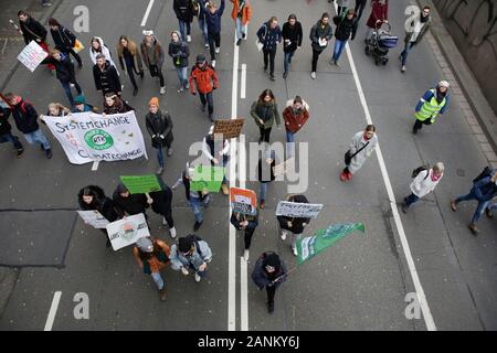 Mainz, Deutschland. 17 Jan, 2020. Die Demonstranten mit Transparenten und Plakaten durch die Innenstadt von Mainz. Über 9.000 junge Menschen marschierten durch Mainz in einem Protest gegen den Klimawandel und für die Einführung von Messungen gegen Sie. Der Protest war die zentrale Protest der Deutschland Klima Streik an der 1-jährigen Jubiläum des Freitags für künftige Proteste in Deutschland. (Foto von Michael Debets/Pacific Press) Quelle: Pacific Press Agency/Alamy leben Nachrichten Stockfoto