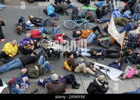 Mainz, Deutschland. 17 Jan, 2020. Demonstrant ein Sterben in der Innenstadt von Mainz. Über 9.000 junge Menschen marschierten durch Mainz in einem Protest gegen den Klimawandel und für die Einführung von Messungen gegen Sie. Der Protest war die zentrale Protest der Deutschland Klima Streik an der 1-jährigen Jubiläum des Freitags für künftige Proteste in Deutschland. (Foto von Michael Debets/Pacific Press) Quelle: Pacific Press Agency/Alamy leben Nachrichten Stockfoto