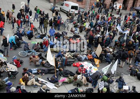 Mainz, Deutschland. 17 Jan, 2020. Demonstrant ein Sterben in der Innenstadt von Mainz. Über 9.000 junge Menschen marschierten durch Mainz in einem Protest gegen den Klimawandel und für die Einführung von Messungen gegen Sie. Der Protest war die zentrale Protest der Deutschland Klima Streik an der 1-jährigen Jubiläum des Freitags für künftige Proteste in Deutschland. (Foto von Michael Debets/Pacific Press) Quelle: Pacific Press Agency/Alamy leben Nachrichten Stockfoto