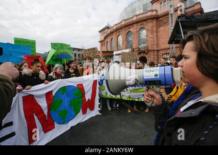 Mainz, Deutschland. 17 Jan, 2020. Protesters shout Slogans im März. Über 9.000 junge Menschen marschierten durch Mainz in einem Protest gegen den Klimawandel und für die Einführung von Messungen gegen Sie. Der Protest war die zentrale Protest der Deutschland Klima Streik an der 1-jährigen Jubiläum des Freitags für künftige Proteste in Deutschland. (Foto von Michael Debets/Pacific Press) Quelle: Pacific Press Agency/Alamy leben Nachrichten Stockfoto
