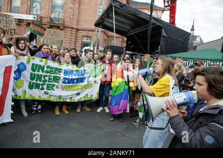 Mainz, Deutschland. 17 Jan, 2020. Protesters shout Slogans im März. Über 9.000 junge Menschen marschierten durch Mainz in einem Protest gegen den Klimawandel und für die Einführung von Messungen gegen Sie. Der Protest war die zentrale Protest der Deutschland Klima Streik an der 1-jährigen Jubiläum des Freitags für künftige Proteste in Deutschland. (Foto von Michael Debets/Pacific Press) Quelle: Pacific Press Agency/Alamy leben Nachrichten Stockfoto