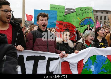 Mainz, Deutschland. 17 Jan, 2020. Protesters shout Slogans im März. Über 9.000 junge Menschen marschierten durch Mainz in einem Protest gegen den Klimawandel und für die Einführung von Messungen gegen Sie. Der Protest war die zentrale Protest der Deutschland Klima Streik an der 1-jährigen Jubiläum des Freitags für künftige Proteste in Deutschland. (Foto von Michael Debets/Pacific Press) Quelle: Pacific Press Agency/Alamy leben Nachrichten Stockfoto
