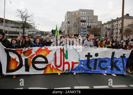 Mainz, Deutschland. 17 Jan, 2020. Demonstrant eine Fahne, die lautet: "Die Uhr tickt". Über 9.000 junge Menschen marschierten durch Mainz in einem Protest gegen den Klimawandel und für die Einführung von Messungen gegen Sie. Der Protest war die zentrale Protest der Deutschland Klima Streik an der 1-jährigen Jubiläum des Freitags für künftige Proteste in Deutschland. (Foto von Michael Debets/Pacific Press) Quelle: Pacific Press Agency/Alamy leben Nachrichten Stockfoto
