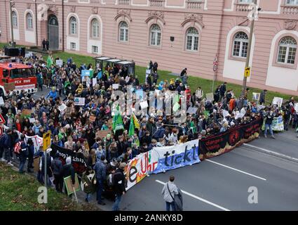 Mainz, Deutschland. 17 Jan, 2020. Die Demonstranten mit Transparenten und Plakaten durch die Innenstadt von Mainz. Über 9.000 junge Menschen marschierten durch Mainz in einem Protest gegen den Klimawandel und für die Einführung von Messungen gegen Sie. Der Protest war die zentrale Protest der Deutschland Klima Streik an der 1-jährigen Jubiläum des Freitags für künftige Proteste in Deutschland. (Foto von Michael Debets/Pacific Press) Quelle: Pacific Press Agency/Alamy leben Nachrichten Stockfoto