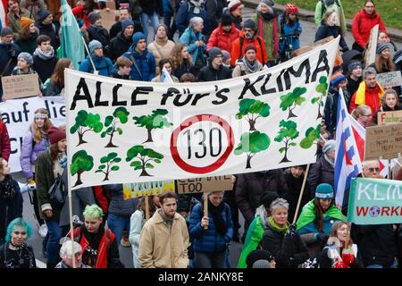 Mainz, Deutschland. 17 Jan, 2020. Demonstrant eine Fahne, die lautet: "Alles, was für das Klima". Über 9.000 junge Menschen marschierten durch Mainz in einem Protest gegen den Klimawandel und für die Einführung von Messungen gegen Sie. Der Protest war die zentrale Protest der Deutschland Klima Streik an der 1-jährigen Jubiläum des Freitags für künftige Proteste in Deutschland. (Foto von Michael Debets/Pacific Press) Quelle: Pacific Press Agency/Alamy leben Nachrichten Stockfoto
