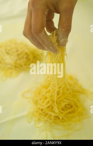 Handgemachte Spaghetti - handgemachte Spaghetti Stockfoto