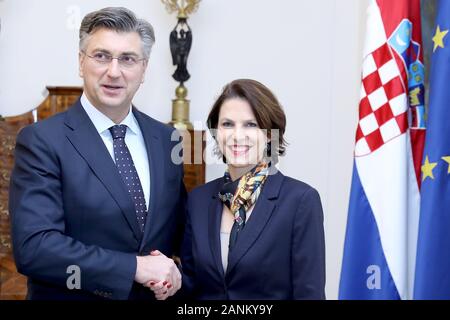 (Beginn) - Zagreb, Jan. 17, 2020 (Xinhua) - der kroatische Premierminister Andrej Plenkovic (L) schüttelt Hände mit österreichischer Bundesminister für europäische Angelegenheiten Karoline Edtstadler während Ihrer Tagung in Zagreb, Kroatien, Jan. 17, 2020. Kroatien und Österreich wird sich weiterhin für eine Entscheidung, Beitrittsverhandlungen mit Albanien und Mazedonien auf der Ebene des Europäischen Rates im März zu öffnen, dem kroatischen Ministerpräsidenten Andrej Plenkovic und der österreichische Bundesminister für europäische Angelegenheiten Karoline Edtstadler sagte, hier bei einem Treffen am Freitag. (Patrik Macek/Pixsell über Xinhua) Stockfoto