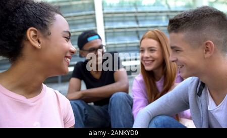 Jungen unbeschwerten Mixed-race Freunde lachen Spaß draußen, Sommer entspannen Stockfoto