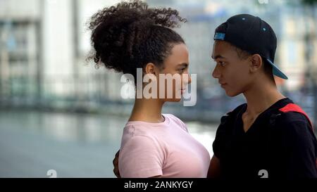 Mixed-race paar Teens umarmen und suchen einander, romantisches Date Stockfoto
