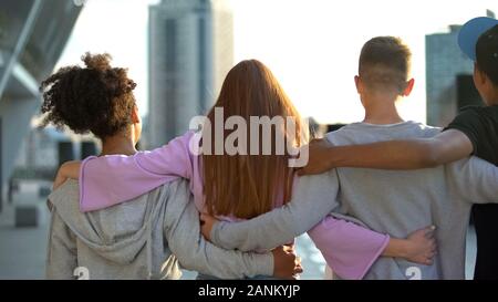 Umarmen jugendliche Walking city street, Freundschaft Verbindung, Kommunikation Stockfoto