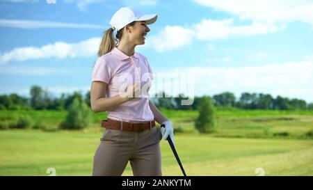 Weibliche Golf Spieler schlagen Kugel, voll Freude, erfolgreichen Schuß, Gestik, die ja Zeichen Stockfoto