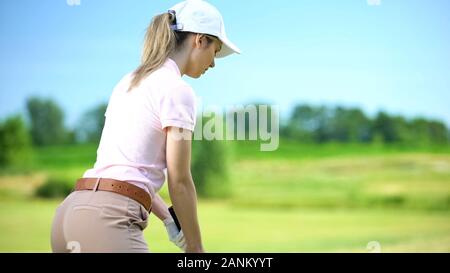 Konzentrierte sich Frau Golf spielen, zeichnen, Ausbildung und Sport Stockfoto