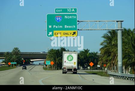 Hollywood, Florida, U.S.A - 3. Januar 2020 - Blick auf den Verkehr in die Ausfahrt 10A Richtung 95 North nach West Palm Beach Stockfoto