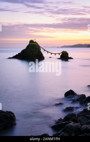 Meoto Iwa Felsen bei Sonnenaufgang Stockfoto