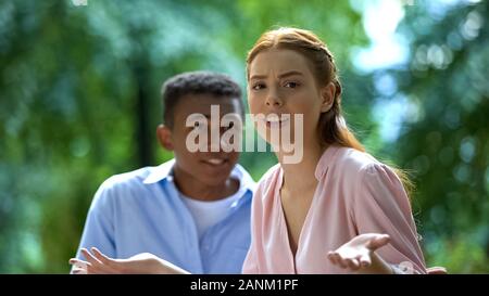 Müde Mädchen mit dem Lügen Ihres schwarzen Freund enttäuscht, Verhältnis Konflikt Stockfoto