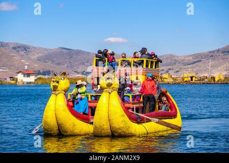 Totora reed Boot Touristen, die schwimmenden Inseln der Uros, Titicacasee, Puno, Peru Stockfoto