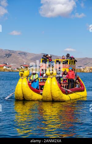 Totora reed Boot Touristen, die schwimmenden Inseln der Uros, Titicacasee, Puno, Peru Stockfoto