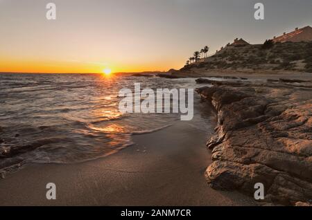 Sonnenuntergang am Cabo de las Huertas, Alicante, Valencia, Spanien. Stockfoto