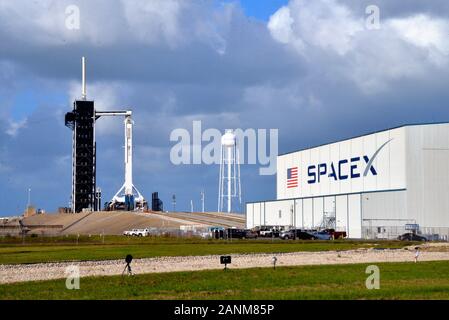 Kennedy Space Center. Florida. USA. 17. Januar 2020. Die NASA und SpaceX zielen auf die Einführung des Unternehmens In-Flight Abort Test am Samstag, 31.01.18, von 39 A. Obwohl der Test Fenster um 8:00 Uhr EST öffnet, Teams planen eine Einführung in der letzten Stunde der vier Stunden durch Seegang Bedingungen für die Wasserung der Crew Dragon Raumfahrzeug in den Atlantischen Ozean. Der Test Teams weiterhin Wetter zu überwachen und die Startzeit entsprechend aktualisiert am Morgen. Credit: Julian Porree/Alamy leben Nachrichten Stockfoto