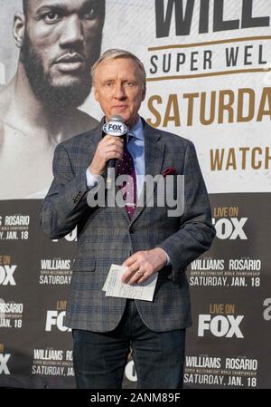 Philadelphia, Pennsylvania, USA. 17 Jan, 2020. Legendären Ring Ansager, JIMMY LENNON JR. Im Premier Boxing Champions vor Kampf wiegen-in am Liacouras Center in Philadelphia Pa Credit: Ricky Fitchett/ZUMA Draht/Alamy leben Nachrichten Stockfoto