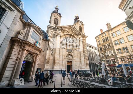 Lyon, Frankreich, vom 2. Januar 2020: Grand Hotel Dieu Eingang Weitwinkelaufnahme mit Fassade und die Menschen in einem Cafe Terrasse in Lyon Frankreich Stockfoto