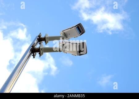 Überwachungskameras von unten mit Himmel Hintergrund gesehen. Stockfoto