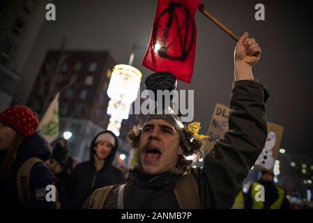 Warschau, Polen. 17 Jan, 2020. Eine Demonstrantin das Tragen einer Gasmaske wellen Auslöschung Rebellion Flagge während der März." Der letzte Ball" unter diesem Motto Hunderte von Schülern und Studenten in einem Marsch von Strajk dla Ziemi (Erde Polen) - als Teil der globalen Proteste gegen den Klimawandel organisiert. Die Demonstranten verlangen eine Aktion von Politikern in der Frage der globalen Erwärmung, Luft und Erde Umweltverschmutzung, auch auf die Finanzierung von schmutzigen Energie durch die Regierung. Credit: SOPA Images Limited/Alamy leben Nachrichten Stockfoto