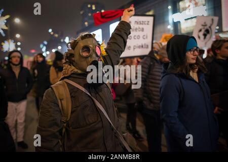 Warschau, Polen. 17 Jan, 2020. Eine Demonstrantin das Tragen einer Gasmaske wellen Auslöschung Rebellion Flagge während der März." Der letzte Ball" unter diesem Motto Hunderte von Schülern und Studenten in einem Marsch von Strajk dla Ziemi (Erde Polen) - als Teil der globalen Proteste gegen den Klimawandel organisiert. Die Demonstranten verlangen eine Aktion von Politikern in der Frage der globalen Erwärmung, Luft und Erde Umweltverschmutzung, auch auf die Finanzierung von schmutzigen Energie durch die Regierung. Credit: SOPA Images Limited/Alamy leben Nachrichten Stockfoto