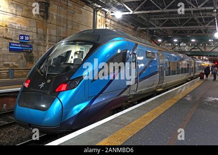 397003 British Rail Class 397 Civity WWU von CAF, TPE, TransPennine Express livery, bei Nacht, der Bahnhof Edinburgh Waverley, Schottland Großbritannien Stockfoto