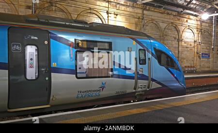 397003 British Rail Class 397 Civity EMU by CAF, in TPE, TransPennine Express Livery, at Night, Edinburgh Waverley Station, Scotland UK Stockfoto