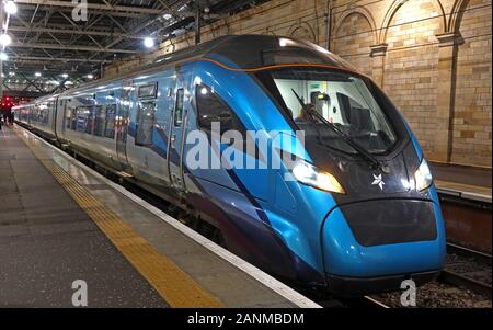 397003 British Rail Class 397 Civity WWU von CAF, TPE, TransPennine Express livery, bei Nacht, der Bahnhof Edinburgh Waverley, Schottland Großbritannien Stockfoto