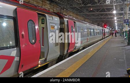 Länderübergreifende franchise Zug am Bahnsteig Bahnhof Edinburgh Waverley bei Nacht, Schottland, UK-Klasse 220 Voyager Stockfoto