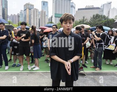 Hong Kong, Hong Kong SAR, China. 16 Juni, 2019. Sängerin Denise Ho schließt sich der Protest. Sie hat in China für ihre pro-demokratische Ansichten verboten. Demonstranten März in Hongkong gegen die Auslieferung Rechnung eingereicht von Chief Executive Carrie Lam. Aussetzung der Gesetzentwurf nicht die März Kredit: Jayne Russell/ZUMA Draht/Alamy Leben Nachrichten zu stoppen Stockfoto