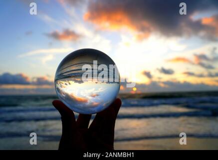 Wunderschöne Wolken bei Sonnenaufgang, die durch einen Linsenkugel am Fort Lauderdale Beach, Florida, USA, erfasst wurden Stockfoto