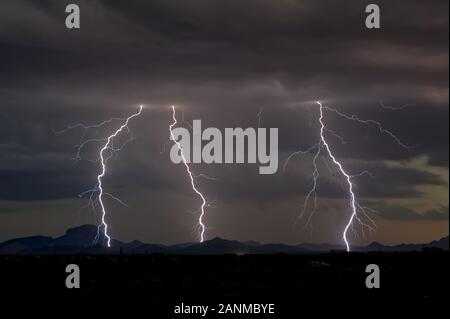 Ein 2014 Monsun Gewitter über die Gila Bend Berge im Südwesten Arizona kurz nach Sonnenuntergang nur mit der Dämmerung am Horizont. Stockfoto