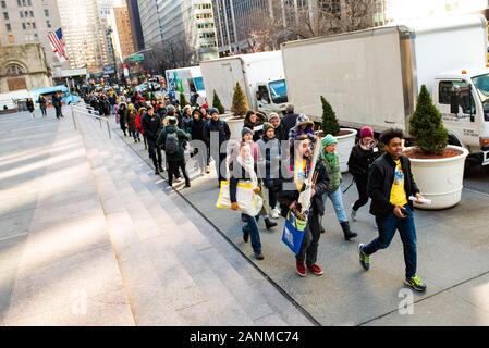 New York, New York/USA. Mitglieder von Philadelphia Organisation, Philly Gedeihen, protestierten die heutige Auktion der SPE-Raffinerie am Kirkland & Ellis LLP rechtliche Stockfoto