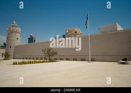 In der Stadt Abu Dhabi Es gibt mehr zu sehen als nur die Große Moschee. Das Qasr Al Hosn ist ein gutes Beispiel für einen beeindruckenden Anblick in der Stadt. Stockfoto