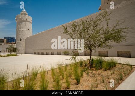 In der Stadt Abu Dhabi Es gibt mehr zu sehen als nur die Große Moschee. Das Qasr Al Hosn ist ein gutes Beispiel für einen beeindruckenden Anblick in der Stadt. Stockfoto