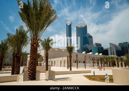 Die Innenstadt von Abu Dhabi hat einige beeindruckende, moderne Architektur. Stockfoto