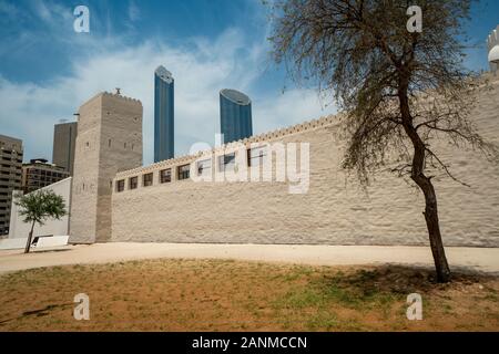 In der Stadt Abu Dhabi Es gibt mehr zu sehen als nur die Große Moschee. Das Qasr Al Hosn ist ein gutes Beispiel für einen beeindruckenden Anblick in der Stadt. Stockfoto