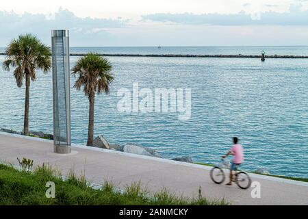 Miami Beach Florida, South Pointe Park, Point, Key Biscayne, Government Cut, Atlantic Ocean Water Biker Fahrradfahrer, Radfahren Radfahren Reiten loszuwerden Stockfoto