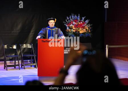 New York, New York/USA - Dezember 13, 2019: Prodekan Andrew Mendelson spricht auf dem Podium während der Graduierung Stockfoto