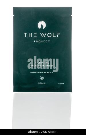 Winneconne, WI - 24 Dezember 2019: ein Paket von der Wolf Projekt hydratisierende Gesichtsmaske Blatt auf einem isolierten Hintergrund Stockfoto