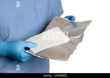 Krankenschwester entfernt Verpackungen von lidocain Wundauflage vor dem Gebrauch. Stockfoto